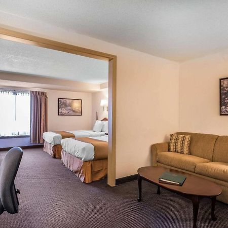 Quality Inn & Suites Albany Airport Latham Buitenkant foto