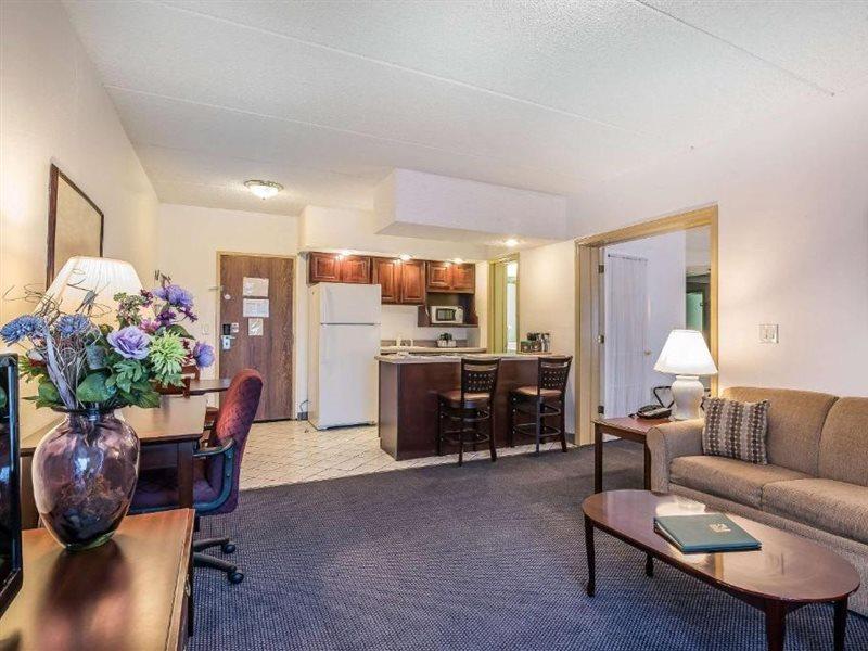 Quality Inn & Suites Albany Airport Latham Buitenkant foto