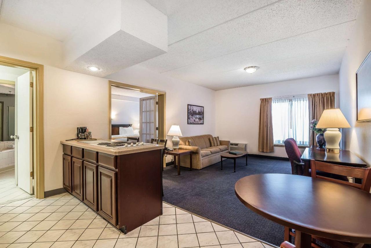 Quality Inn & Suites Albany Airport Latham Buitenkant foto