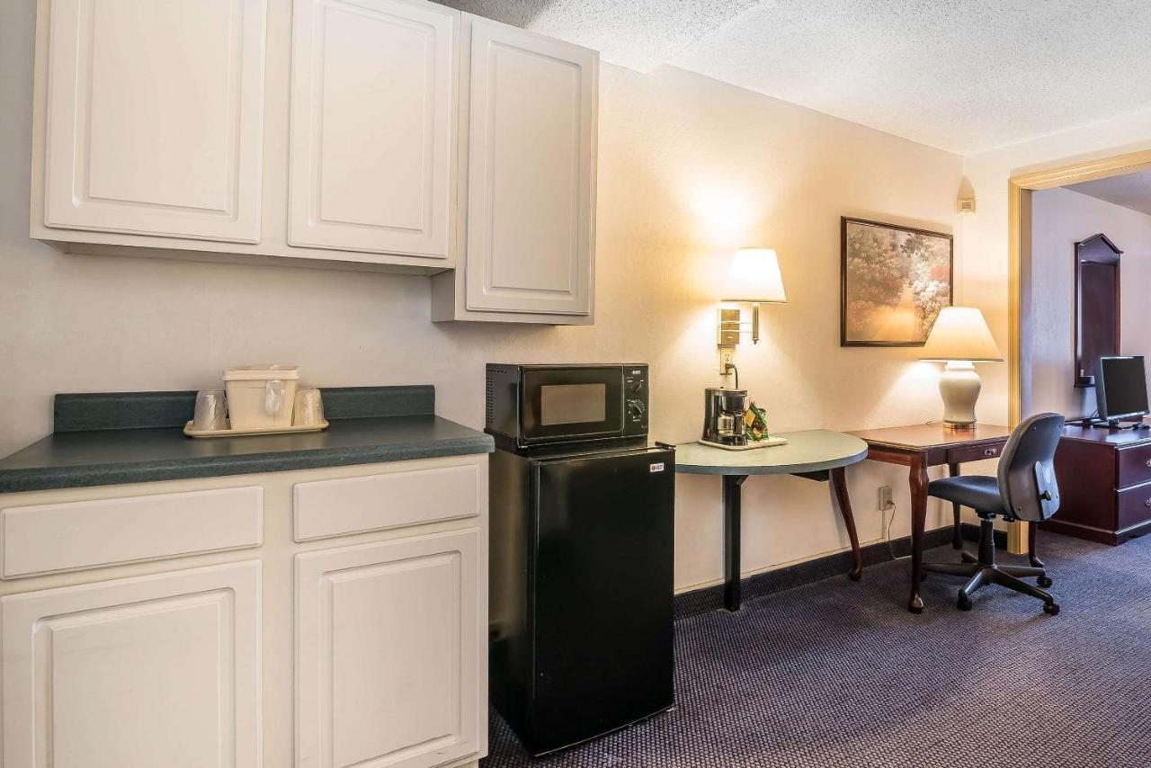 Quality Inn & Suites Albany Airport Latham Buitenkant foto
