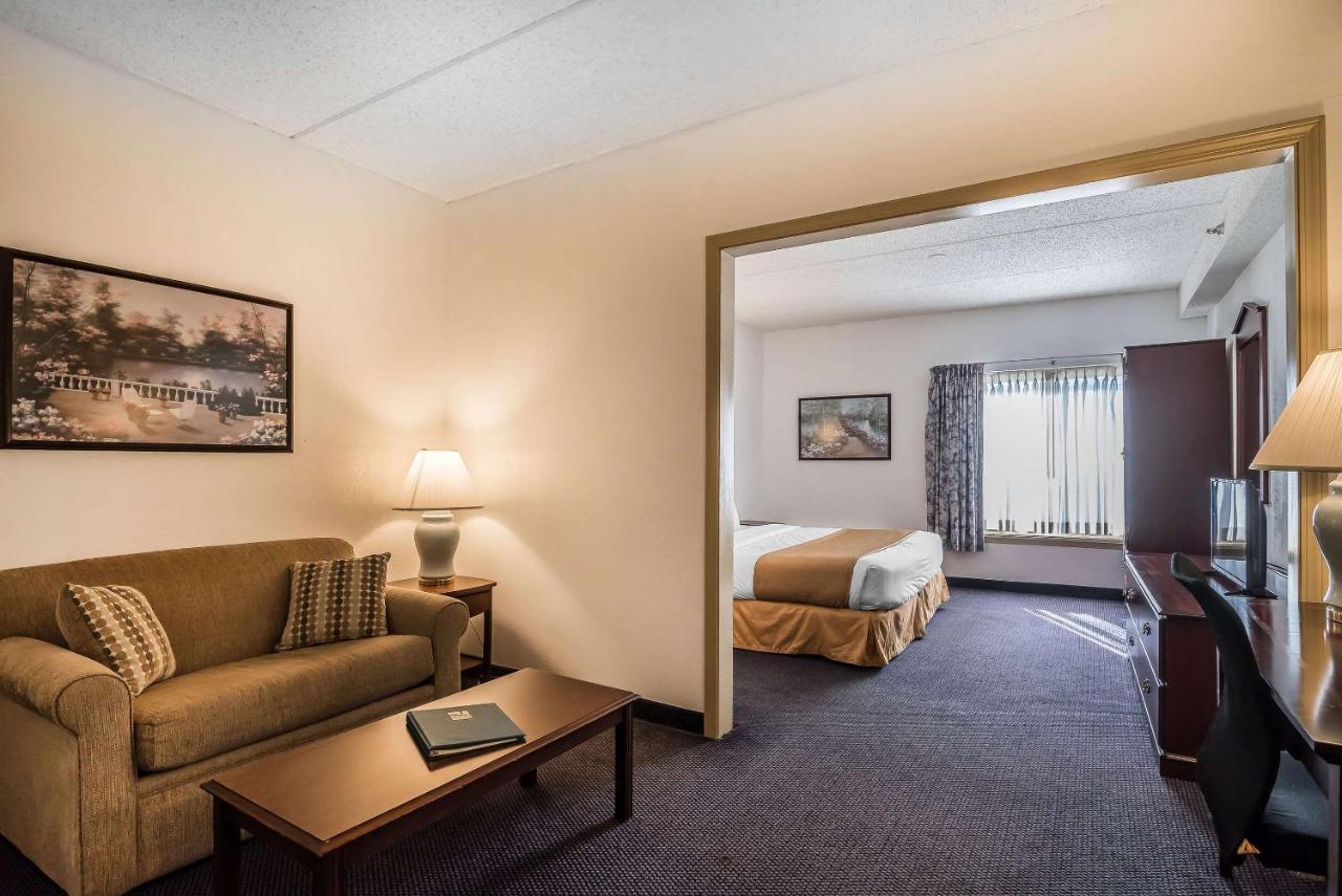 Quality Inn & Suites Albany Airport Latham Buitenkant foto