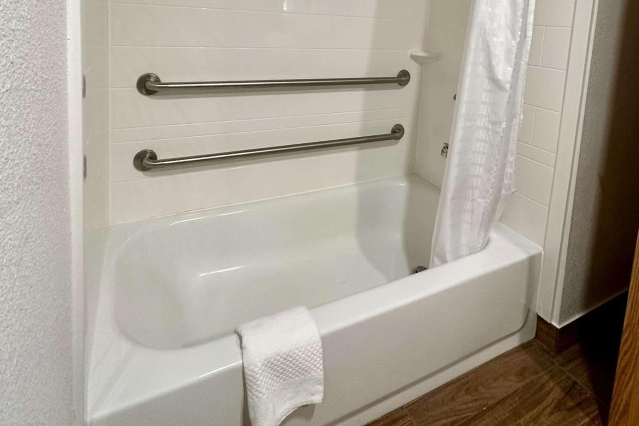 Quality Inn & Suites Albany Airport Latham Buitenkant foto