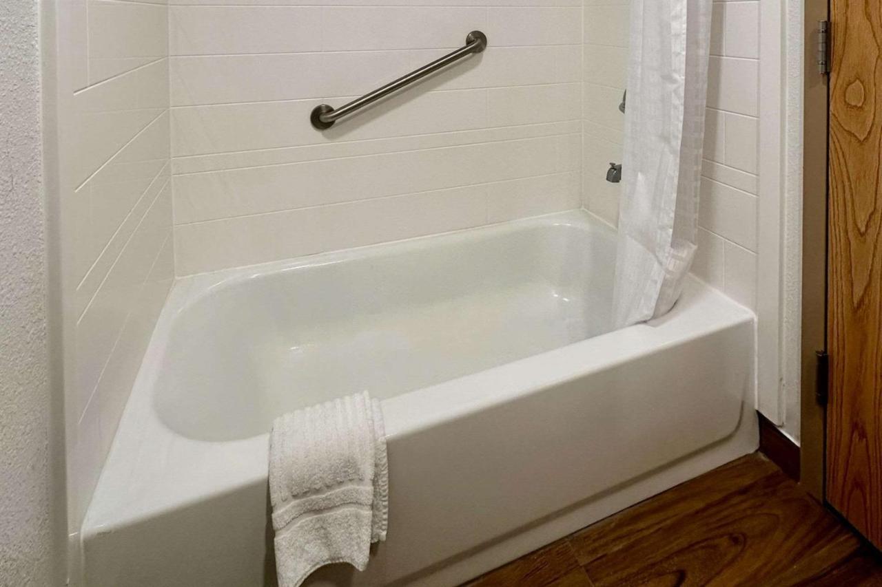 Quality Inn & Suites Albany Airport Latham Buitenkant foto